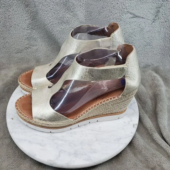 Kenneth Cole Shoes Womens Size 8.5 Gold Leather Elyssa Gentle Souls Sandals - Picture 1 of 9